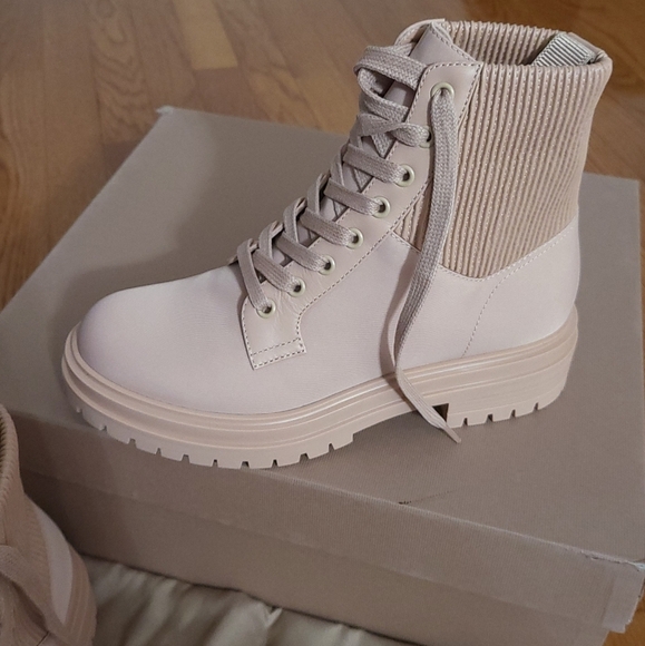 Gianvito Rossi Cream Lace-Up Boots with Rugged Sole - Picture 5 of 13